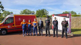 On peut voir plusieurs sapeurs-pompiers du Tarn-et-Garonne en train de poser devant un camion siterne