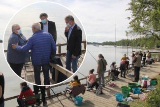 Pêches On peut voir plusieurs personnes en train de pêcher sur un ponton