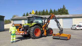 Tracteur Nous pouvons voir un tracteur et une personne du métier sur la photo