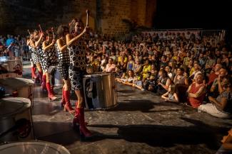 Les nuits frappées de Bruniquel On peut voir plusieurs filles entrain de faire un concert à Bruniquel