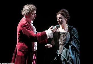 Mademoiselle Molière On peut voir 2 personnes en train de jouer une comédie musical