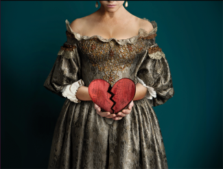 Mademoiselle Molière On peut voir une femme en tenu traditionelle avec un coeur rouge qui est brisé dans ses mains