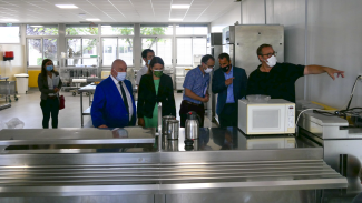 collèges On peut voir le président Weill dans une cantine dans un collège