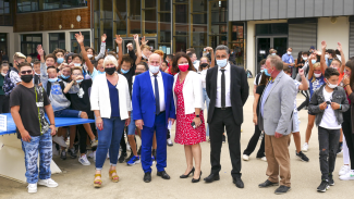 collèges On peut voir le président Weill dans une cours de récréation d'un collège