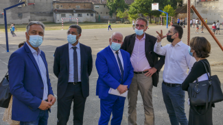 président Weill On peut voir le président Weill dans une cours de récréation dans une école