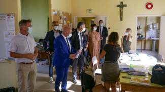 président Weill On peut voir le président Weill dans une école avec ue croix derrière