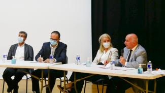 séminaire On peut voir le Président Weill en plein réunion de séminaire
