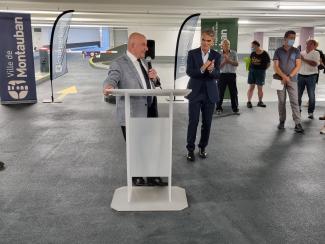 parking roosevelt inauguration On peut voir le Président avec un micro à la main et sur un pupitre