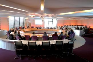 salle On peut voir un groupe de personnes en pleine réunion