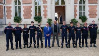 Journée Nationale des Sapeurs-Pompiers au Conseil Départemental Le Président Michel Weill lors d'une photo de groupe avec les pompiers devant le Château Montauriol