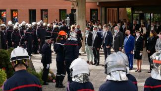 Journée Nationale des Sapeurs-Pompiers au Conseil Départemental Les conseillers départementaux, messieurs les sénateurs, M Le Président et Madame la Préfète en ligne devant les pompiers