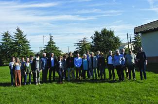 Assemblée générale du CAUE 82 en 2021 Plusieurs conseillers départementaux entouré de membres et représentants du CAUE 82 lors d'une photo de groupe à l'extérieur