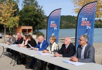 Conférence de presse sur la labellisation « Terre de jeux 2024 » attribuée à à la base de loisirs du Tarn et de la Garonne à Saint-Nicolas-de-la-Grave Conférence de presse à la base de loisirs en compagnie de Michel Weill, Anne Ius, Bernard Pécou, Dominique Sardeing, Christiane Le Corre, Luc Fénié, Damien Reynaud et Jean-Claude Bardet