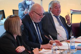 Prise de parole de Jean-Michel Baylet en salle plénière Jean-Michel Baylet en train de prendre la parole avec à ses côtés Anne Ius et Alain Belloc