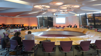 Les conseillers départementaux rencontrent le directeur du GIP Public Labos : Emmanuel Esposito Les conseillers départementaux, le président et Emmanuel Esposito dans la salle plénière