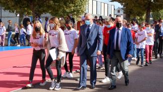 cour ingres On voit le Président Weill accompagner de beaucoup d'enfants pour la course Ingres