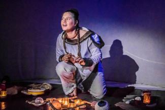 Contes Inuit : aux origines du monde On peut voir une jeune femme en pleine présentation des origines du monde