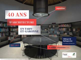 Exposition "40 ans d'architecture en Tarn-et-Garonne" à l'abbaye de Belleperche Photo d'une salle avec des étagères comportant des livres et les informations sur cet exposition