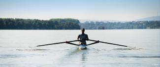 La Base de loisirs du Tarn et de la Garonne sélectionnée « Centre de Préparation des Jeux Olympiques » Une personne en train de faire de l'aviron sur un plan d'eau