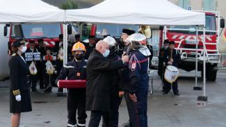 Cérémonie de passation de commande et de la Sainte-Barbe à Lavit-de-Lomagne Michel Weill qui remet une médaille lors de la Sainte-Barbe en compagnie de Madame La Préfète