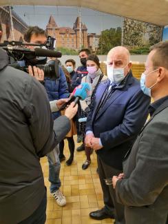 Réouverture du vaccinodrome éphémère de Montauban Le président en train de se faire interviewer et filmer lors de sa visite au vaccinodrome éphémère de Montauban