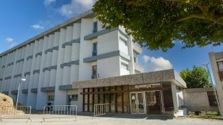 Photo extérieur du collège du Pays de Serre Photo de la façade extérieure et de l'entrée du collège du Pays de Serre