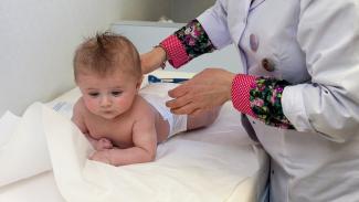 Un médecin examine un bébé