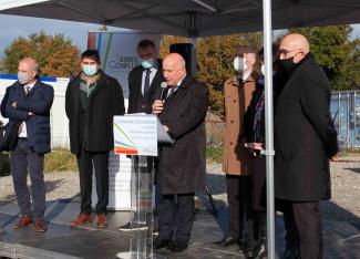 Cérémonie d'ouverture du chantier du centre aquatique Le discours de Michel Weill entouré de nombreux élus lors de la cérémonie d'ouverture du chantier du centre aquatique