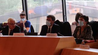 Journée de l'habitat inclusif (Visite et réunion) De gauche à droite : José Gonzalez, Stephane Corbin et Nadine Sinopoli lors de la réunion avec les représentants de la CNSA dans la salle plénière