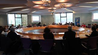 Journée de l'habitat inclusif (Visite et réunion) Certains conseillers départementaux et représentants de la CNSA dans la salle plénière