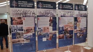 Photo d'affiches exposées lors de l'exposition "les Français libres et le général de Gaulle" dans le hall de l'hôtel du Département 