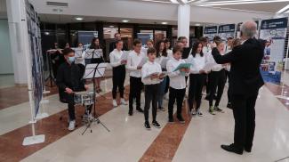 La chorale composée d'enfants en train de chanter lors de la soirée d'inauguration de l'Exposition "les Français libres et le général de Gaulle"