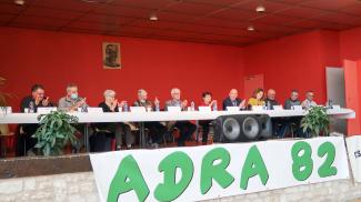 Assemblée générale de l'ADRA 82 La Tribune sur scène lors de l'assemblée de l'ARDRA composé de Michel Weill, Catherine Bourdoncle et plusieurs membres de l'ADRA