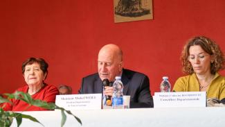 Assemblée générale de l'ADRA 82 De gauche à droite : une représentante de l'ADRA, Michel Weill et Catherine Bourdoncle lors de l'assemblée générale de l'ADRA 82