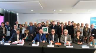 Michel Weill, lors d'une photo de groupe, en compagnie de nombreux élus et d'autres personnalités lors de la cérémonie de renouvellement de la convention de labellisation « Vignobles et découvertes »