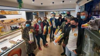 Dispositif "violentomètre" dans les boulangeries du Département De nombreux élus avec leur baguette et la poche "violentomètre" dans la boulangerie l'Écureuil Gourmand de Montauban