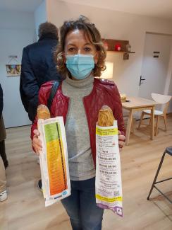 Dispositif "violentomètre" dans les boulangeries du Département Catherine Bourdoncle qui monte les papiers à baguette de pain avec le violentomètre imprimé dessus