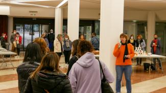 Soirée avec l'Aide Sociale à l'Enfance Dominique Sardeing qui fait un discours lors de la soirée avec l'Aide Sociale à l'Enfance dans le hall de l'hôtel du Département