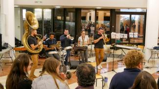 Soirée avec l'Aide Sociale à l'Enfance Un groupe de musique en plein prestation dans le hall de l'hôtel du Département