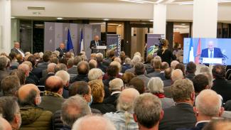 Réunion des maires au Conseil départemental Michel Weill en train de parler lors de la réunion des maires au Conseil départemental