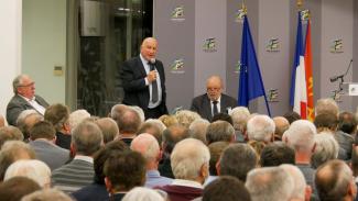 Réunion des maires au Conseil départemental Le discours de Michel Weill devant de nombreux maires dans le hall du Département avec à ses cotés Jean-Michel Baylet