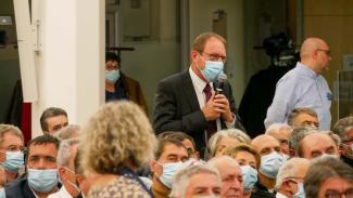 Un des maires d'une commune de Tarn-et-Garonne qui prend la parole lors de la réunion des maires au Conseil départemental 