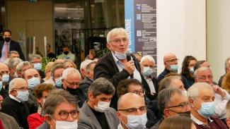 Un des maires d'une commune de Tarn-et-Garonne qui prend la parole lors de la réunion des maires au Conseil départemental 