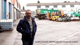 Reportage sur l'atelier mécanique du Département Photo de Olivier Lacourte : responsable de l'atelier mécanique