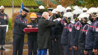 Cérémonie de la Sainte-Barbe départementale 2021 Michel Weill en train de remettre des médailles aux pompiers lors de la Sainte-Barbe