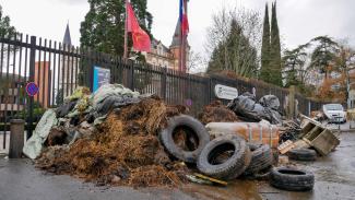 Les agriculteurs déversent leurs déchets devant le Département Photo des multiples déchets déversés par les agriculteurs lors d'une manifestation