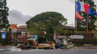 Les agriculteurs déversent leurs déchets devant le Département Photo des multiples déchets déversés par les agriculteurs lors d'une manifestation