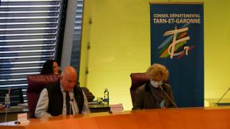 Réunion dans la salle plénière Michel Weill et Christiane Le Corre lors de l'assemblée plénière