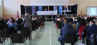 Colloque départemental sur la prévention et la gestion de la violence des jeunes La salle remplit de personnes lors de la colloque départemental
