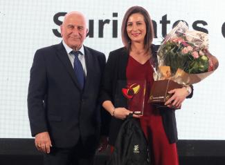 Le président Weill, sur scène, qui récompense la meilleure joueuse de l'année Jessica Saout (club des Suricates)